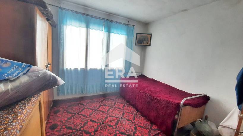 ERA Фамилия продава тухлена къща с двор, гараж и гледка
