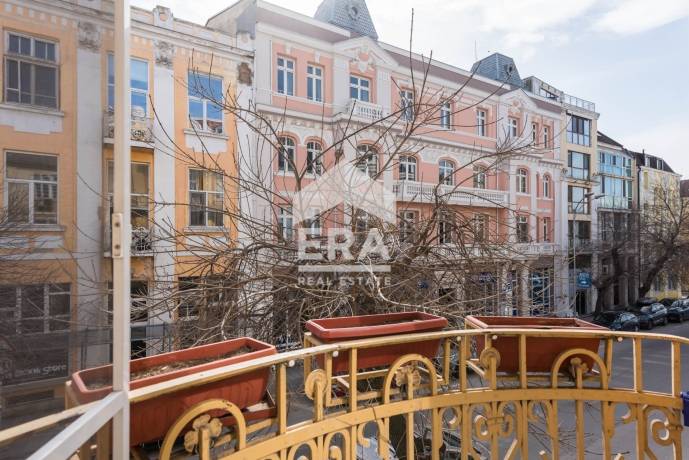 Тристаен, ексклузивен, обзаведен апартамент за продажба, представляващ аристократичен етаж от къща, на ул. Преслав 5, в Гръцка махала, Варна, до Щаб на Военноморските сили