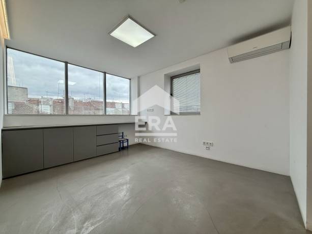 Бизнес имот под наем в Център, София
