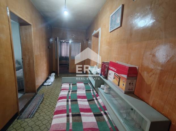 Двуетажна тухлена къща за продажба, с гараж и двор, в кв. Акации на гр. Белослав, на 19 км западно от Варна