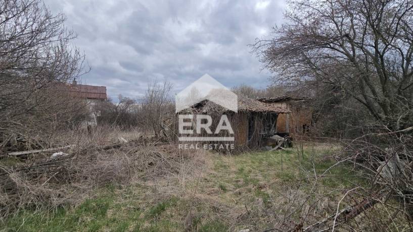ЕРА Надежда продава атрактивен парцел с къща за събаряне в с. Егълница, общ Ковачевци
