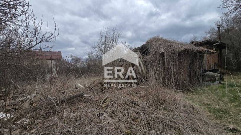 ЕРА Надежда продава атрактивен парцел с къща за събаряне в с. Егълница, общ Ковачевци