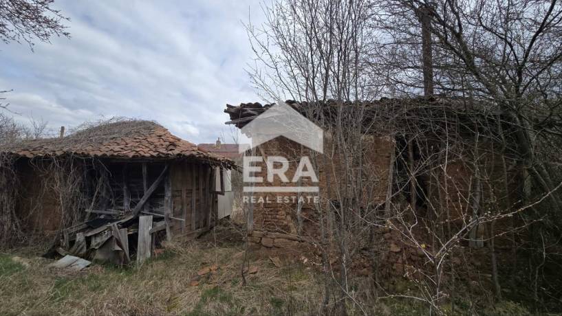 ЕРА Надежда продава атрактивен парцел с къща за събаряне в с. Егълница, общ Ковачевци