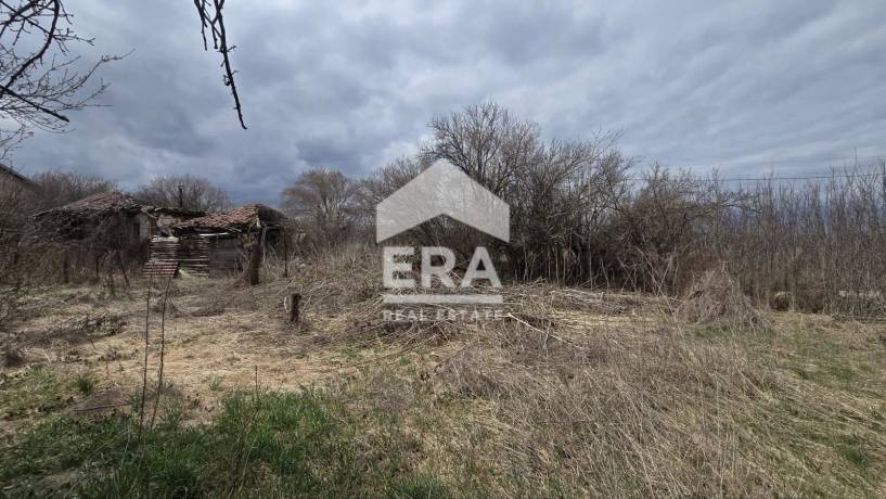 ЕРА Надежда продава атрактивен парцел с къща за събаряне в с. Егълница, общ Ковачевци