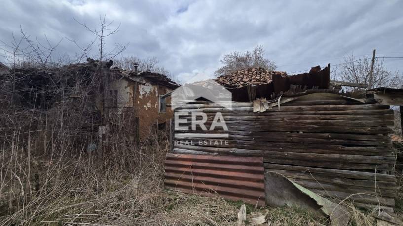 ЕРА Надежда продава атрактивен парцел с къща за събаряне в с. Егълница, общ Ковачевци