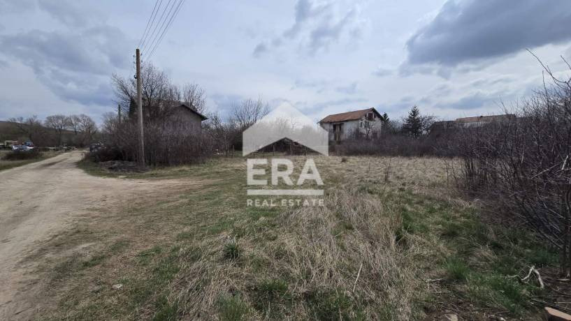 ЕРА Надежда продава равен парцел между обитаеми къщи в с. Ярджиловци, гр. Перник