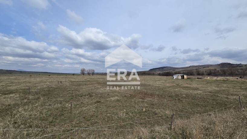 ЕРА Надежда продава равен парцел между обитаеми къщи в с. Ярджиловци, гр. Перник