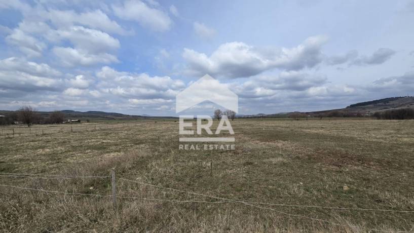ЕРА Надежда продава равен парцел между обитаеми къщи в с. Ярджиловци, гр. Перник