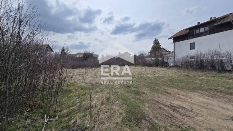 ЕРА Надежда продава равен парцел между обитаеми къщи в с. Ярджиловци, гр. Перник