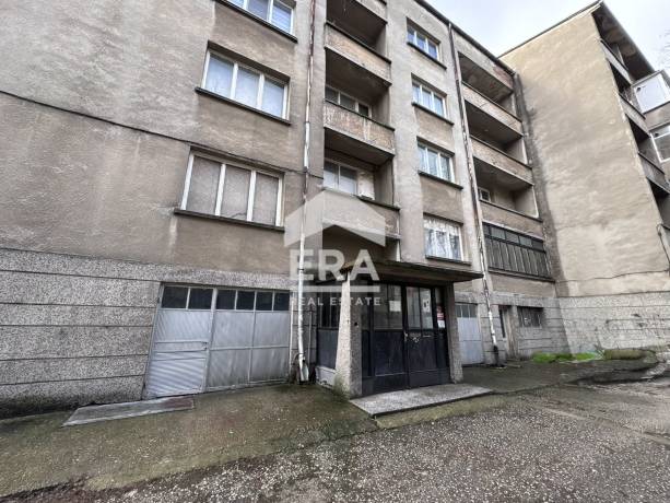 ЕКСКЛУЗИВНО! ЕРА Дръстър предлага за продажба просторен четиристаен апартамент с гараж и голям потенциал за преустройство в близост до ЦДГ ''Добруджа'' - гр. Силистра!