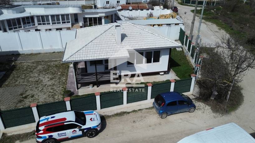 Две, двуетажни, новопостроени къщи за продажба, в общ парцел, в м-т Ален мак, Варна, на 50 м от супермаркет Аглая и главния път за кк Златни пясъци
