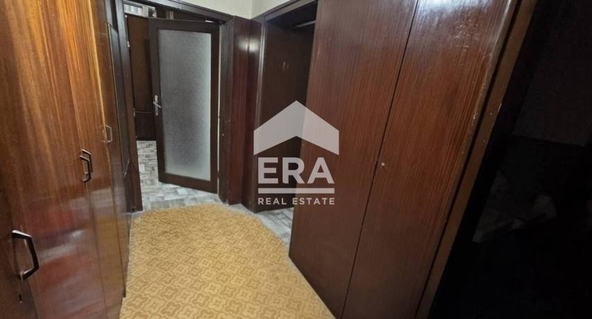 ЕРА Хоум продава просторен апартамент в района на Камела