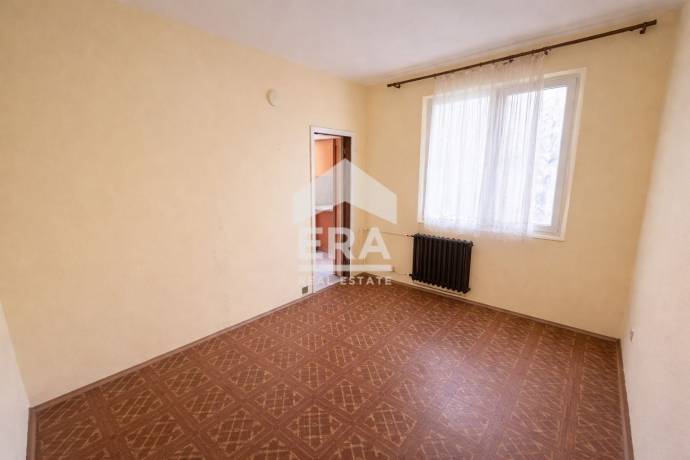 Тристаен панелен апартамент за продажба, с източно изложение, в кв. Младост 1, Варна, в близост до Mr. Bricolage, Билла и Лидл