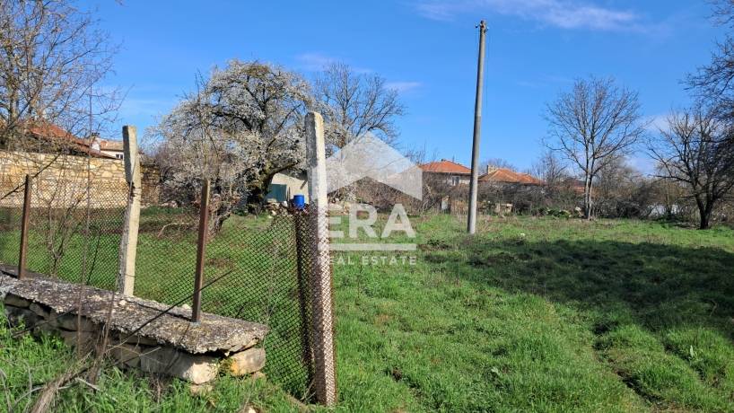 Ексклузивен, урегулиран поземлен имот за продажба, с малка постройка, ток и вода, в центъра на с. Доброплодно, общ. Ветрино, обл. Варна