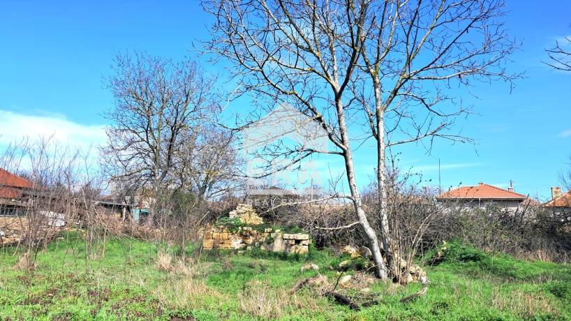 Ексклузивен, урегулиран поземлен имот за продажба, с малка постройка, ток и вода, в центъра на с. Доброплодно, общ. Ветрино, обл. Варна