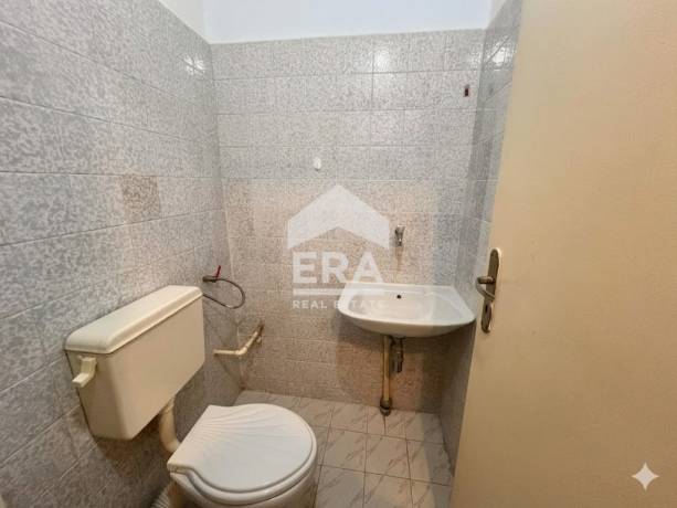 ПРОДАВА СЕ КОМПАКТЕН И ФУНКЦИОНАЛЕН ОФИС В ТЦ "ЕВАС", РУСЕ!
