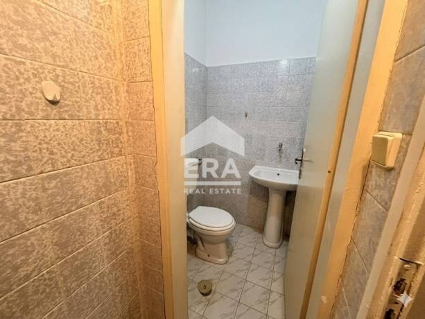 ПРОДАВА СЕ КОМПАКТЕН И ФУНКЦИОНАЛЕН ОФИС В ТЦ "ЕВАС", РУСЕ!