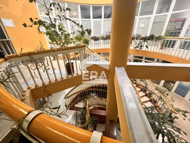 ПРОДАВА СЕ КОМПАКТЕН И ФУНКЦИОНАЛЕН ОФИС В ТЦ "ЕВАС", РУСЕ!