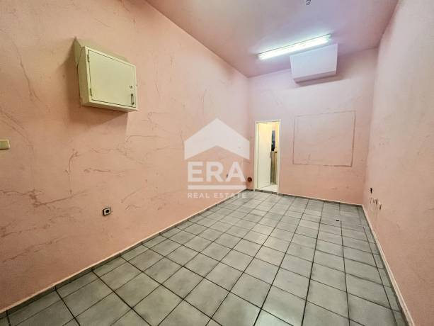 ПРОДАВА СЕ КОМПАКТЕН И ФУНКЦИОНАЛЕН ОФИС В ТЦ "ЕВАС", РУСЕ!