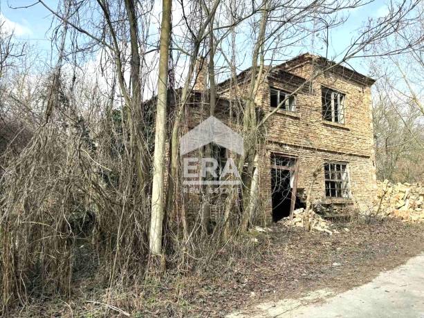 Ексклузивен, урегулиран поземлен имот за продажба, с две законни постройки, ток и вода, до реката и чешмата в село Равна, обл. Варна