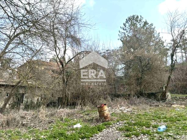 Ексклузивен, урегулиран поземлен имот за продажба, с две законни постройки, ток и вода, до реката и чешмата в село Равна, обл. Варна