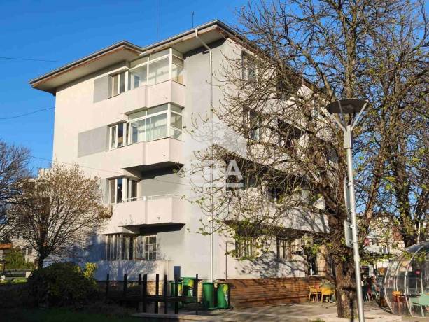ЕРА МАКС продава обзаведен тристаен апартамент в идеален център