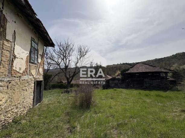 Къща с двор в село Войнежа, обл. Велико Търново