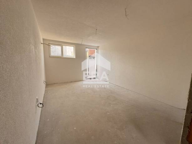 Офис в новопостроена кооперация с Акт 16, в кв. "Изгрев", за продажба, със застроена площ от 73,61 кв.м