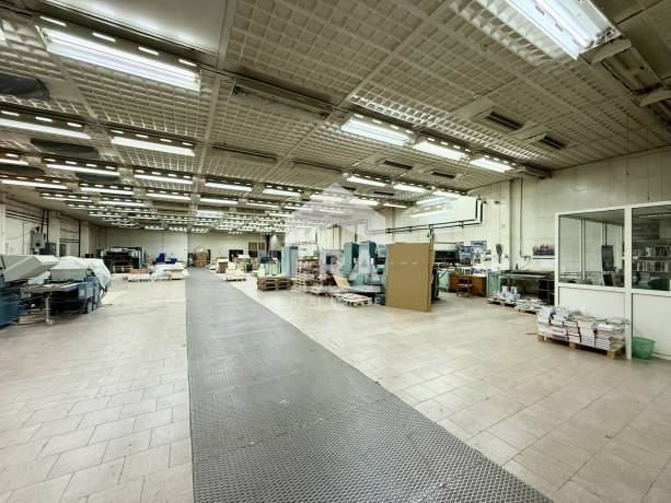 Бизнес имот за продажба в кв. Западна промишлена зона, Велико Търново