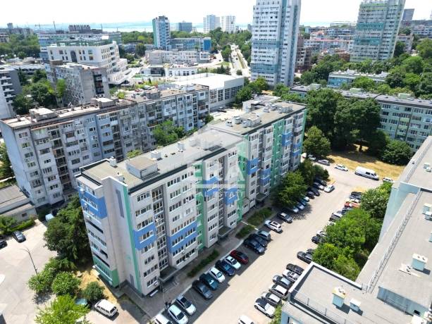 Тристаен апартамент за продажба в кв. Зорница, Бургас
