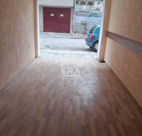 Партерен гараж, завършен до ключ, за продажба, с лице към улица, в района на Зимно кино Тракия, Варна, в близост до ОУ Цар Симеон I