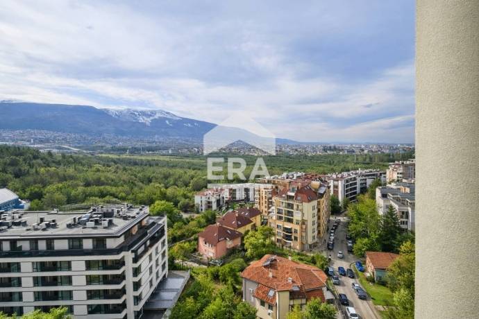 ЕРА Централ има удоволствието да ви представи тристаен апартамент до парк парк 'Въртопо'.