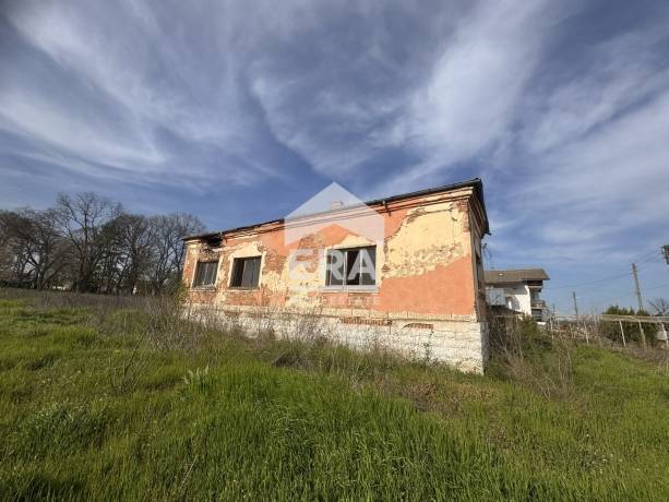 ЕКСКЛУЗИВНО! ЕРА Дръстър предлага за продажба поземлен имот със стара сграда в централната част на с. Полковник Ламбриново!