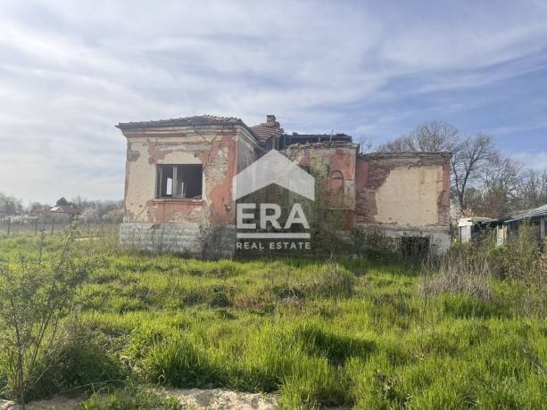 ЕКСКЛУЗИВНО! ЕРА Дръстър предлага за продажба поземлен имот със стара сграда в централната част на с. Полковник Ламбриново!