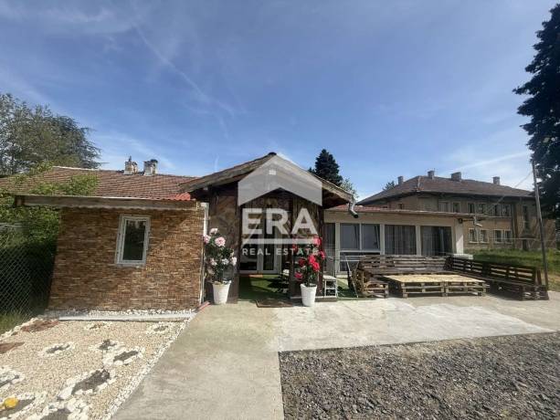 Едноетажна самостоятелна къща в кв. ДЗС, гр.Русе