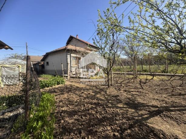 ЕКСКЛУЗИВНО! ЕРА ДРЪСТЪР предлага за продажба част от къща в с. Айдемир – отлична възможност за инвестиция или уютен дом!