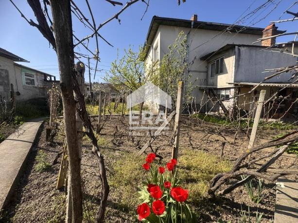 ЕКСКЛУЗИВНО! ЕРА ДРЪСТЪР предлага за продажба част от къща в с. Айдемир – отлична възможност за инвестиция или уютен дом!
