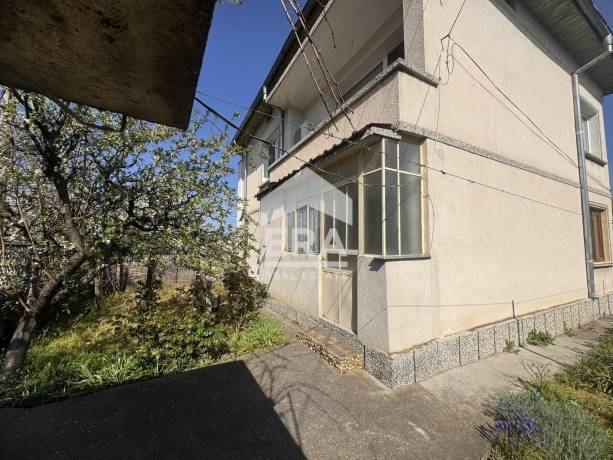 ЕКСКЛУЗИВНО! ЕРА ДРЪСТЪР предлага за продажба част от къща в с. Айдемир – отлична възможност за инвестиция или уютен дом!