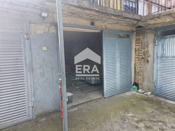 Самостоятелен гараж за продажба, с ток, вода и подземен канал, в гр. Аксаково, обл. Варна, в близост до ДГ Детство мое