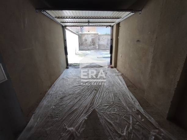 Ексклузивни партерен гараж и открито паркомясто за продажба, в тухлена жилищна сграда на ул. Тодор Шишков, Център, Варна, под пл. Лаврентий