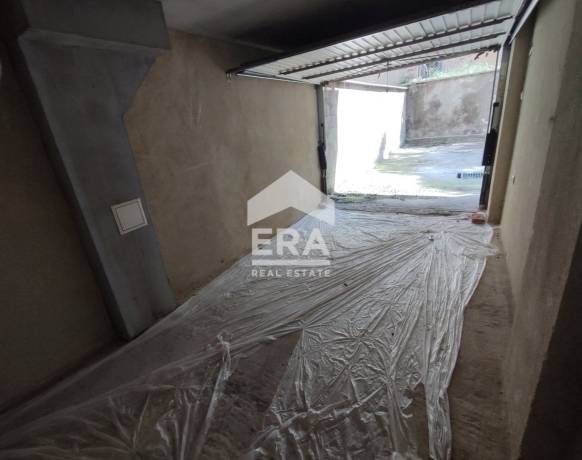 Ексклузивни партерен гараж и открито паркомясто за продажба, в тухлена жилищна сграда на ул. Тодор Шишков, Център, Варна, под пл. Лаврентий