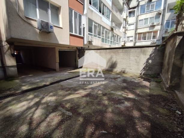 Ексклузивни партерен гараж и открито паркомясто за продажба, в тухлена жилищна сграда на ул. Тодор Шишков, Център, Варна, под пл. Лаврентий