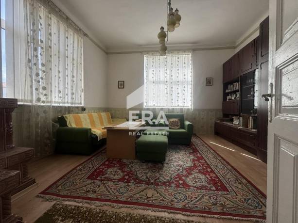 ЕКСКЛУЗИВНО! ЕРА Дръстър предлага за продажба автентична градска къща с аристократичен дух и голям потенциал в района на ‘‘Градска Поликлиниката‘‘ – гр. Силистра!