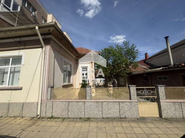 ЕКСКЛУЗИВНО! ЕРА Дръстър предлага за продажба автентична градска къща с аристократичен дух и голям потенциал в района на ‘‘Градска Поликлиниката‘‘ – гр. Силистра!