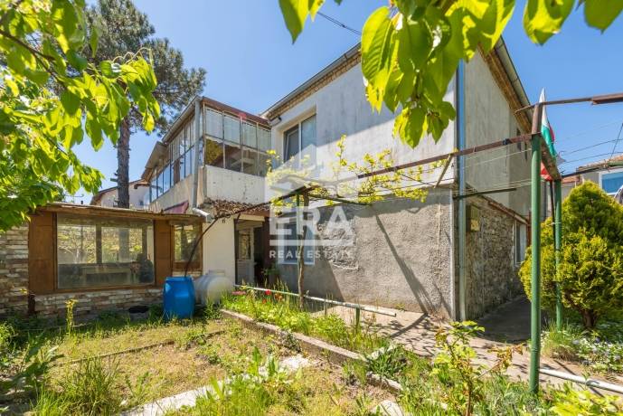 Двуетажна ексклузивна къща за продажба, с гараж и двор, на ул. Галатея 39, в кв. Галата, Варна, в близост до ОУ Кап. Петко Войвода