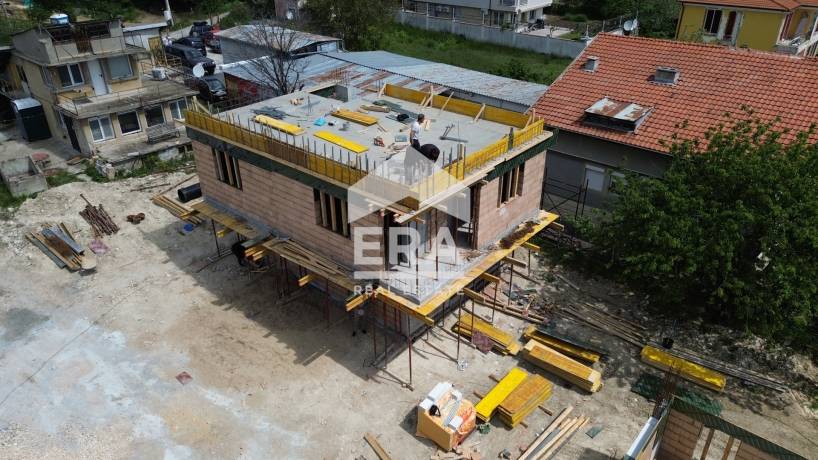 Двуетажна новострояща се къща за продажба, с допълнителна покривна тераса, двор и две паркоместа, в м-т Горна Трака, Варна