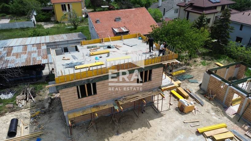 Двуетажна новострояща се къща за продажба, с допълнителна покривна тераса, двор и две паркоместа, в м-т Горна Трака, Варна