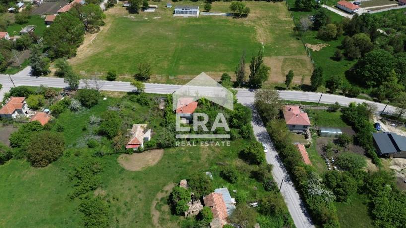 Ексклузивен урегулиран поземлен имот за продажба, с двуетажна къща, ток и вода, до стадиона в с. Аврен, обл. Варна