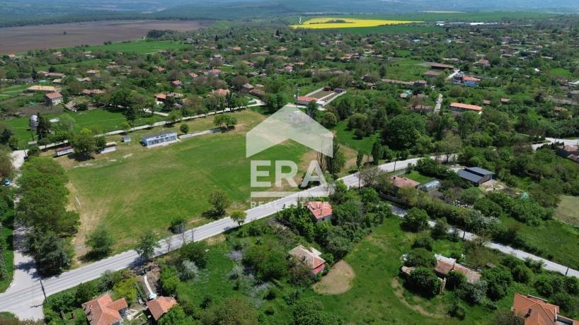 Ексклузивен урегулиран поземлен имот за продажба, с двуетажна къща, ток и вода, до стадиона в с. Аврен, обл. Варна