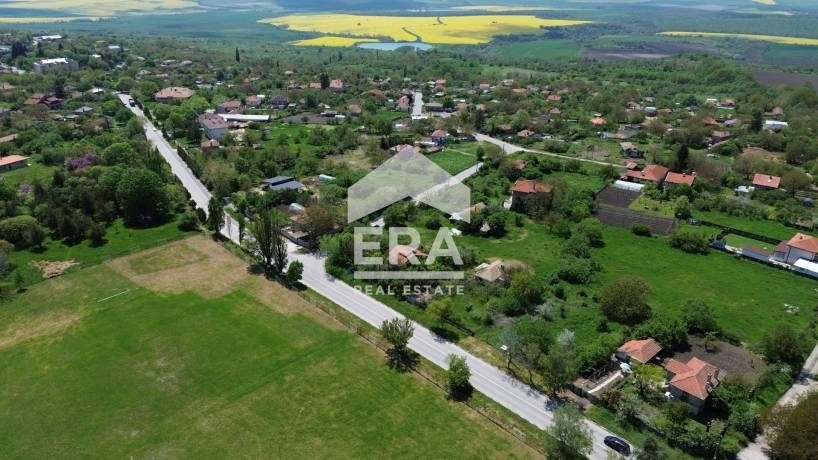 Ексклузивен урегулиран поземлен имот за продажба, с двуетажна къща, ток и вода, до стадиона в с. Аврен, обл. Варна